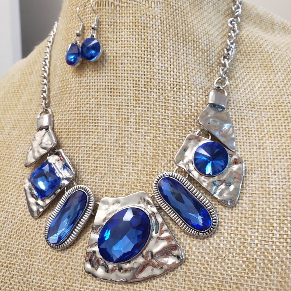 Silver tone, NWOT, blue rhinestone statement necklace & earring set